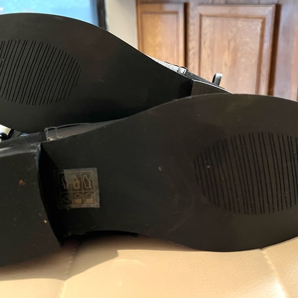 Sexy knee-high black boots. Lace up detailing, side zipper. - Picture 5 of 6